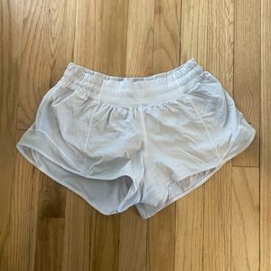 Lululemon 2.5” Hotty hot short